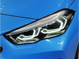 【LEDヘッドライト】先進のLEDテクノロジーを採用。放射される白色光の周波特性は太陽光に近く、バイキセノン・ヘッドライトを上回るコントラストで更に明るく輝きます!