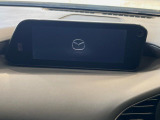 【8.8インチマツダコネクト】車内の雰囲気にマッチした大型のディスプレイ。スマホ接続でのナビ使用やBluetooth再生等、様々な機能が楽しめます。直感的なダイヤル操作が可能で、使い勝手も良好です。