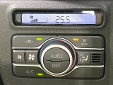 【オートエアコン】一度お好みの温度に設定すれば、車内の温度を検知し風量や温度を自動で調整。暑い…寒い…と何度もスイッチ操作をする必要はありません。快適な車内空間には必須の機能ですね♪