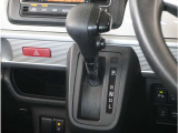 【シフトレバー】シフトもとても操作しやすいデザインになっております。運転する人の事を第一に考えた操作性の高い仕様です。