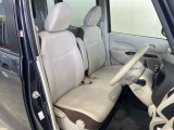 運転席まわりには十分なスペースがあり、大柄な方でもゆったり運転していただける環境です。