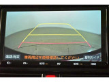 バックガイドモニター(バックモニター)付き。車両後方の映像をナビ画面に表示し、駐車などの後退操作をサポートします。