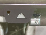 【スマートシティブレーキサポート】低速走行中に前方の車両等を認識し、衝突しそうな時は警報とブレーキで衝突回避と被害軽減をアシスト。より安全にドライブをお楽しみいただけます。