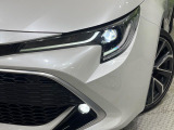 【LEDヘッドライト】悪天候や夜間走行時も良好な視界を確保し安心して運転できる高輝度LEDヘッドライトを装備!点灯速度が早く、消費電力も抑えられています。