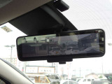 【インテリジェント ルームミラー】車両後方のカメラ映像をミラー面に映し出します!車内の状況や天候に左右されず、また夜間にはカメラの感度をアップさせるなどにより、いつでもクリアな後方視界が得られます!