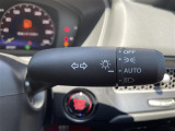 【 オートライト 】オートライトなのでライトの点け忘れを気にすることなく運転が出来ます。