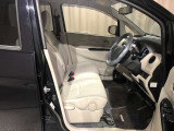 運転席も広々でゆったりとした気分で運転できます☆