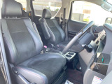 運転席まわりには十分なスペースがあり、大柄な方でもゆったり運転していただける環境です。