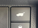 【パワーバックドア】スマートキーや運転席のボタンを押すだけでリアゲートが自動で開閉します!荷物を持っている時や、高い位置にあるバックドアを閉める際に便利な機能です♪