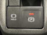 【電動パーキングブレーキ】パーキングブレーキは便利な電動式!ボタン一つで操作でき、アクセルを踏めば自動で解除されます♪レバーやペダルが無いので運転席廻りもすっきりしますね♪