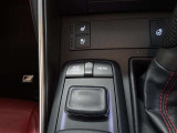 【シートヒーター】体調に合わせて細かく車内環境を調整できちゃいます。天候や、体調に左右されずに快適に1日をスタート出来ますね。