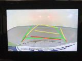 【バックガイドモニター】後方の映像をナビ画面に表示するだけでなく、ステアリング操作に連動して動くガイド線も同時に表示!予想進路の確認をしながら後退できるので便利です!