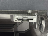 【ETC】高速道路などの料金所における自動料金支払いシステムです。車載器と料金所のアンテナとの間で無線通信を行い、料金を自動で支払うことができます。