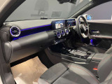 ウィンカー内蔵ドアミラーを開発したのは『メルセデス・ベンツ』です。他車からの視認性が高まり、事故の可能性を低減させています。更に、点灯部分はドライバーの視界に入らないように設計されています。
