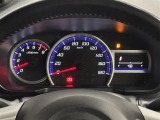 【メーターまわり】ドライバーから見やすい位置にあって安全運転に寄与します。メーターも見やすくてシンプルなデザインになっております。