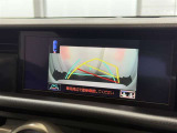 【バックガイドモニター】車両後方の映像をナビ画面に表示し、駐車などの後退操作をサポートします。
