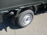 12インチスチールホイール装着車