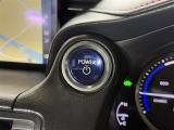 【エンジンスタートボタン】一度使ったら手放せなくなるスマートエントリーキーシステムです。 鞄やポケットの中に入れたままでもエンジン始動ができ、楽チンです。