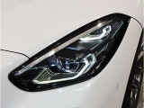 【LEDヘッドライト】先進のLEDテクノロジーを採用。放射される白色光の周波特性は太陽光に近く、バイキセノン・ヘッドライトを上回るコントラストで更に明るく輝きます!