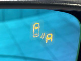 【ブラインドスポットモニタリング】走行中、ドアミラーの死角になりやすい箇所に後続車が接近するとサイドミラー付近に警告を表示、ドライバーに注意喚起をしてくれます。