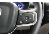 ステアリングの右側スイッチでは、オーディオのボリューム操作や車両の燃費情報を確認できます。