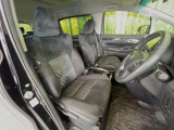 運転席まわりには十分なスペースがあり、大柄な方でもゆったり運転していただける環境です。