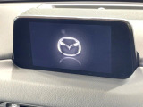 【マツダコネクトナビ】車内の雰囲気にマッチした一体型タイプのナビ。各種車輌設定やBluetooth再生等、様々な機能が楽しめます。直感的なダイヤル操作が可能で、使い勝手も良好です。