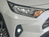 【LEDヘッドライト】悪天候や夜間走行時も良好な視界を確保し安心して運転できる高輝度LEDヘッドライトを装備!点灯速度が早く、消費電力も抑えられています。