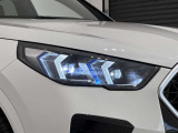 アダプティブLEDヘッドライトはステアリングを切った方向を照らします。
