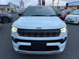 フロントフェイスは、Jeep伝統の7スロットグリルを刷新。鋭く細長いプロファイルを採用したLEDヘッドライト、ヘッドライトユニットと一体化したデイタイムランニングランプとともにJeepらしいデザインを生み出す。