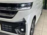 【LEDヘッドライト】悪天候や夜間走行時も良好な視界を確保し安心して運転できる高輝度LEDヘッドライトを装備!点灯速度が早く、消費電力も抑えられています。