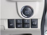 ボタンでエンジン始動が可能な、プッシュスタート機能搭載!もしもの時の、盗難警報装置イモビライザーも同時に装備されております! キーレスのボタン、もしくは、ドアハンドルのスイッチセンサーで開閉可能です!