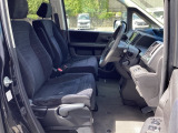 フロントは広々セパレートシート、運転席は、高さを調整できるハイトアジャスター付きです。