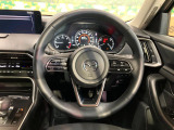 インテリアに合わせたデザインのステアリングは、運転される方のことも考え、運転しやすい形状、大きさです。是非一度、実際に触ってお確かめください。
