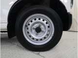 どんな道も力強く駆ける、頼れる相棒―サンバーのスチールホイール車で未知の冒険へ