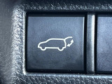 【パワーバックドア】スマートキーや運転席のボタンを押すだけでリアゲートが自動で開閉します!荷物を持っている時や、高い位置にあるバックドアを閉める際に便利な機能です♪