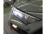精悍な3灯式LEDランプ+LEDクリアランスランプ+LEDデイライト(オートレベリング機能付)