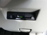 ETC車載機です。高速・有料道路の料金をキャッシュレスでスムーズに通過できます。