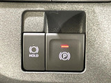 【オートブレーキホールド】信号待ちや渋滞で停車時にブレーキから足を離しても、停止状態を保持してくれます。前進するときはアクセルを踏めば自動で解除されるので安心♪街乗り運転が楽になります♪