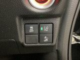 Hondaセンシング用の、VSA(ABS+TCS+横滑り抑制)解除とレーンキープアシストシステムのメインスイッチなどはハンドルの右側に装備しています。
