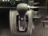 CVT車のセレクトレバーです。低速から高速まで、変速ショックのないスムーズな走りと、エンジン効率のよい領域を維持して燃費にも貢献します。サイドブレーキはスイッチ操作の電子制御パーキングブレーキです。