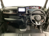 車内は光触媒抗菌消臭施工済です。スタイリッシュなデザインでスポーティなインパネ周りを演出します。グローブボックスやカップホルダーのほかにトレーなどたくさんの収納スペースが付いています。