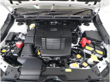スバルと言えば水平対向エンジン。車体の低い位置に搭載されているので、万一の衝突時には、エンジンルームの下へ潜り込み、室内の乗員の被害軽減に貢献致します。