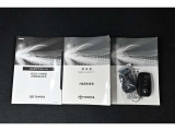 保証書・記録簿・取扱説明書と揃っております。キーの電池は新品にお取替えしてから納車させていただきますので安心してお乗りください。