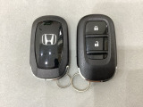 スマートキーを装備しています。鍵を差し込むことなくドアロックの開け閉めと、スタートボタン操作でのエンジンスタートができます。スペアキーも同じものを用意しております。