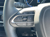 【ステアリングリモコン】運転中でも目線はそのまま、手元のスイッチで安全にオーディオが操作できます。
