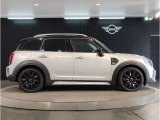 ☆MINIの車の始まりは大人四人がギリギリ乗れるコンパクトな車です!!今となっては3ナンバーですが、もともとは5ナンバーの車でした!!