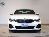 BMW代表的な特徴のキドニーグリル。BMWのすべてのモデルに採用され、BMWらしさを強調しております。