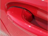 【スマートキー】車両のキーをカバンやポケットに入れたまま、お車の開閉が可能で御座います。お車の前に立ってキーを探す必要が御座いません。