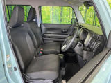 運転席まわりには十分なスペースがあり、大柄な方でもゆったり運転していただける環境です。